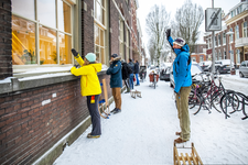 903817 Afbeelding van ouders die zwaaien naar hun kinderen in de Jenaplanschool Wittevrouwen (Poortstraat 73) te ...